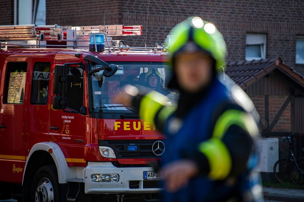 Ein Fahrzeug der Feuerwehr fährt an dem Einsatzort vor und wird vom Wehrführer eingewiesen.