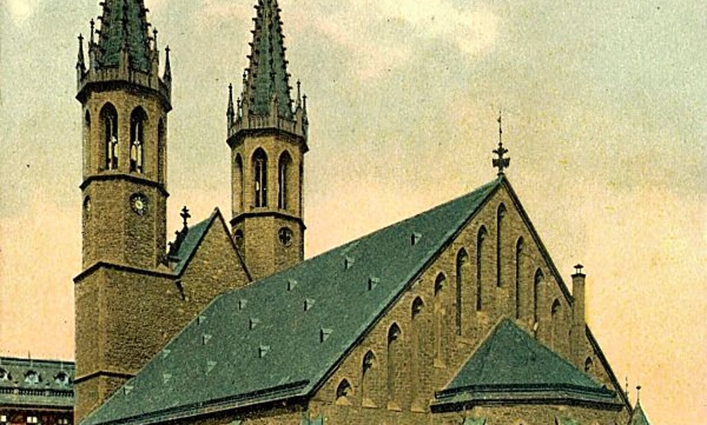 Kolorierte Postkarte der Ulrichskirche von 1902. Die Kirche stand bis zum Abriss 1956 auf dem Ulrichsplatz. Ein Bürgervotum 2011 zum Wiederaufbau scheiterte.