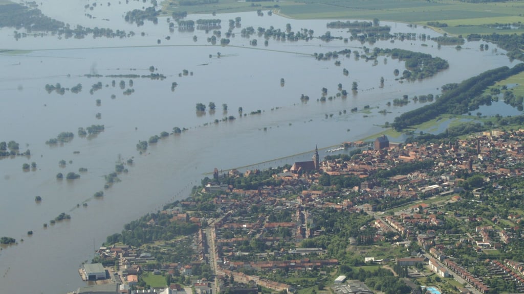 Ein Bild vom Hochwasser der Elbe in Tangermünde im Jahr 2013.