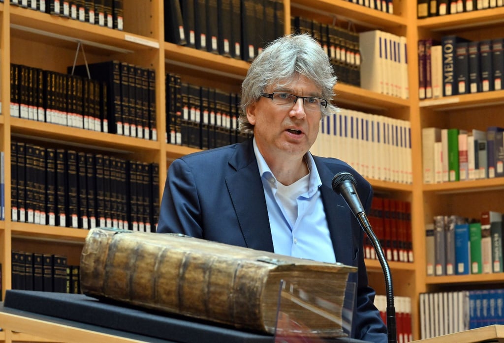 Reinhard Laube, Direktor der Herzogin Anna Amalia Bibliothek, spricht über eine restaurierte 270 Jahre alte Bibel aus dem Ahrtal.