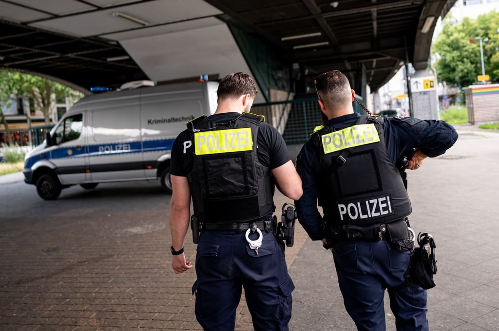 Die Berliner Polizei steht am U-Bahnhof Kottbusser Tor.