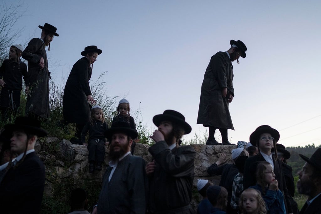 Ultraorthodoxe jüdische Männer und Jugendliche versammeln während einer Zeremonie am Stadtrand von Jerusalem (Archivbild). Israels höchstes Gericht hat geurteilt: Die Wehrpflicht gilt auch für Ultraorthodoxe.