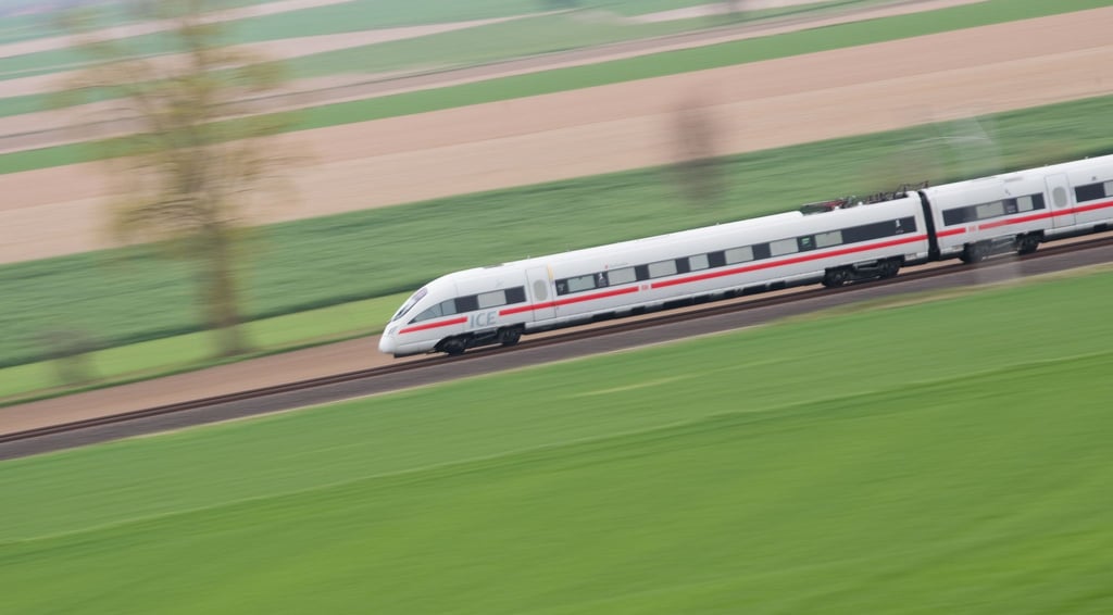 Ein ICE T der Deutschen Bahn fährt auf der ICE Trasse zwischen Hildesheim und Berlin (Aufnahme mit langer Verschlusszeit).