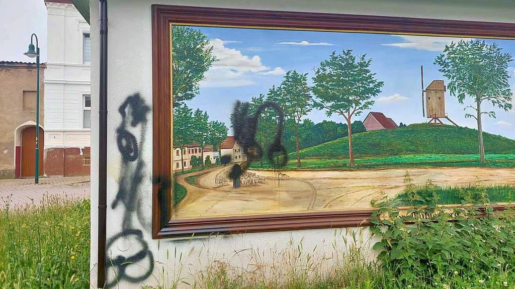Das Gemälde von Jürgen Dürrmann am Trafohäuschen in Dahlenwarsleben ist mit Sprühfarbe verunstaltet worden.