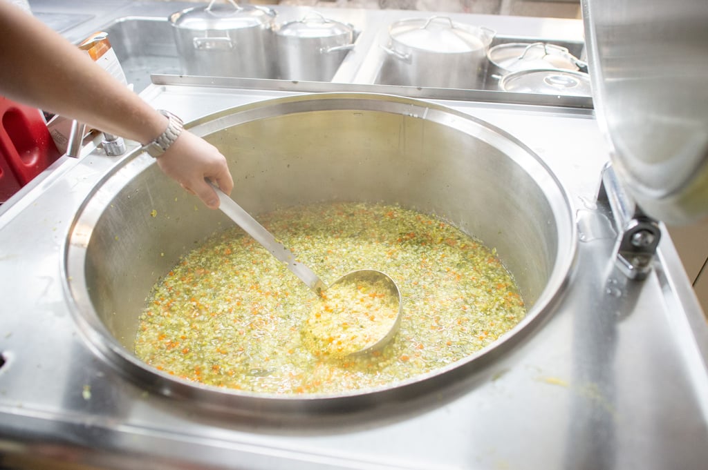 In einer Großküche wird Suppe umgerührt. In manchen Unternehmen wird dafür Gerätschaft verwendet, die nicht dafür geeignet ist. So geschehen in der Altmark..