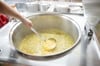 In einer Großküche wird Suppe umgerührt. In manchen Unternehmen wird dafür Gerätschaft verwendet, die nicht dafür geeignet ist. So geschehen in der Altmark..