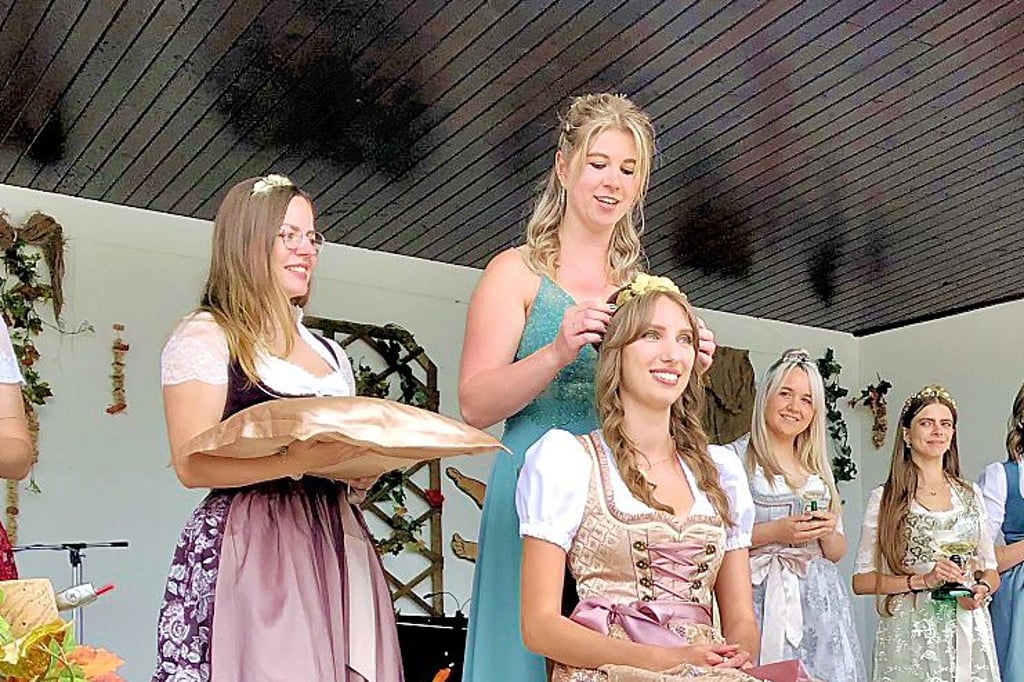 Die bisherige Steigraer Weinprinzessin Marleen Rost krönte am Samstag ihre Nachfolgerin Laura-Victoria Philipp.