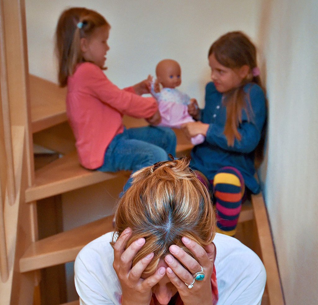 Eltern sind oft genervt von ihren zankenden Kindern, die immer gleich nach Mama oder Papa schreien. Dabei müssen Kinder erst lernen, einen Streit selbst zu lösen, zu reflektieren und Emotionen zuzuordnen.