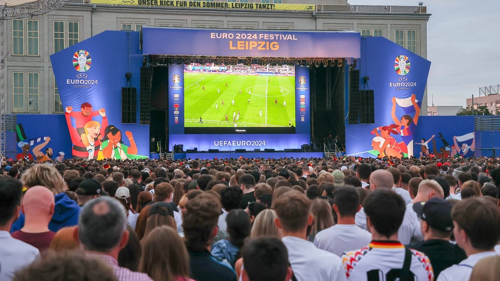 Public Viewing auf dem Leipziger Augustusplatz beim Spiel zwischen der Schweiz und Deutschland.