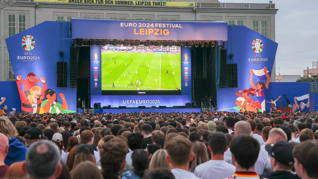 Public Viewing auf dem Leipziger Augustusplatz beim Spiel zwischen der Schweiz und Deutschland.