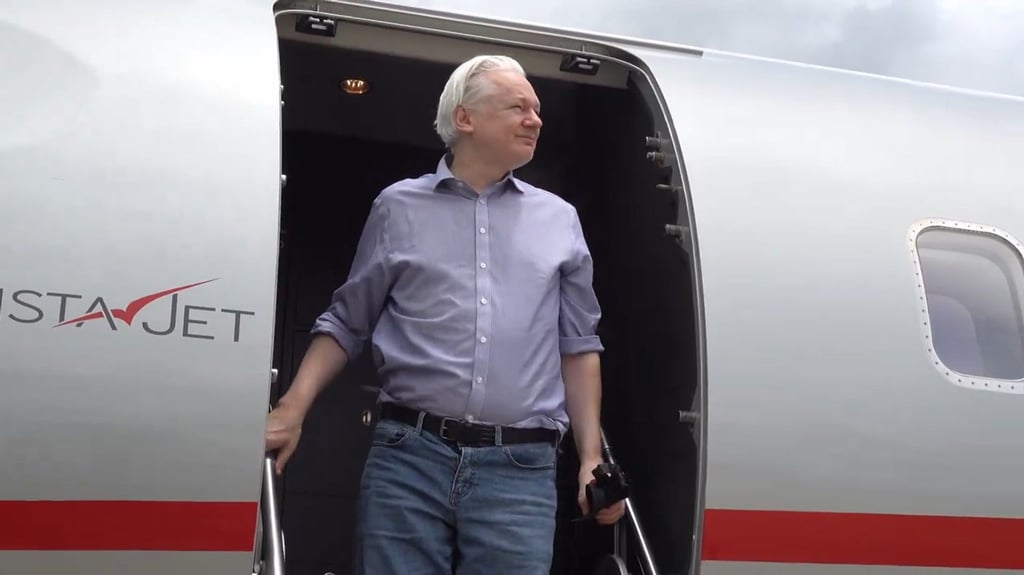 Assange ist mit einem gecharterten Flugzeug aus Großbritannien ausgereist.