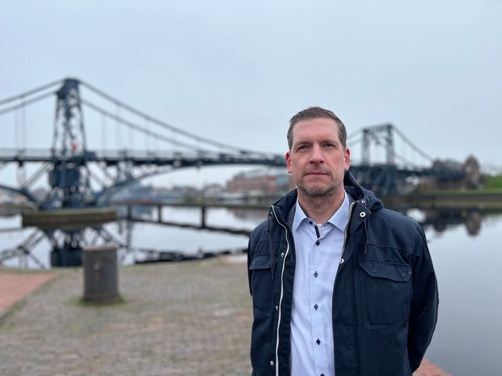 Der neue Exekutivsekretär des Gemeinsamen Wattenmeersekretariats von Dänemark, Deutschland und den Niederlanden, Sascha Klöpper, schaut in die Kamera.