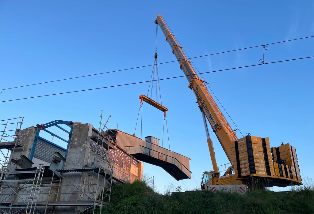 Ein Kran transportiert die Brücke in Magdeburg ab.