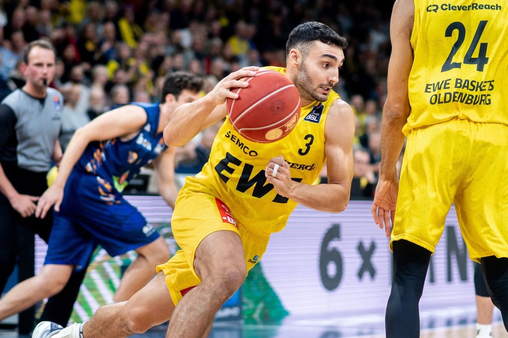 Oldenburgs Max DiLeo spielt den Ball.