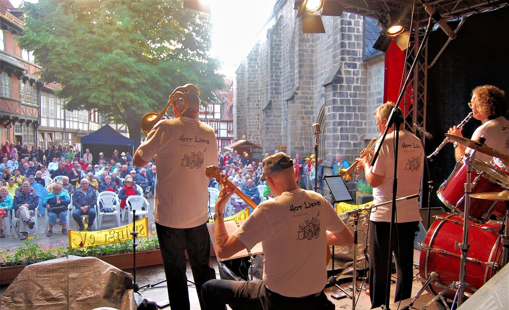 Wie hier im Vorjahr, werden auch die 20. Dixieland- und Swingtage in Quedlinburg mit einem Konzert auf dem Marktkirchhof eröffnet.