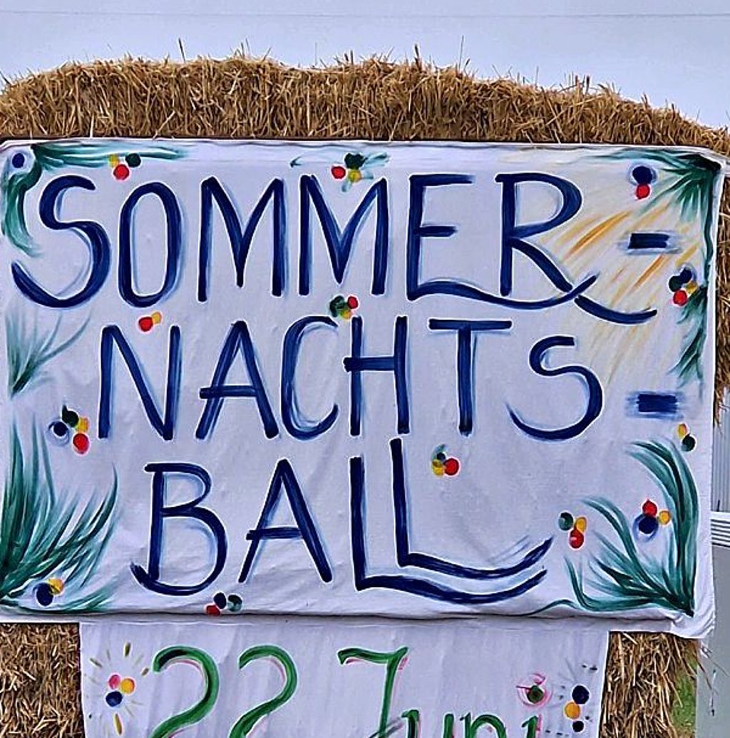 Schon von Weitem kündigte sich der erste Sommernachtsball des Heimatvereins Arnsdorf und Leipa an.