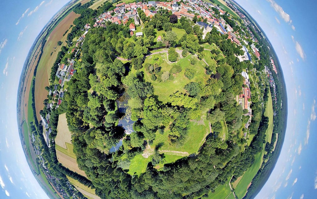 Gäbe es Vögel mit Fischaugen, sähe der Schlosspark Möckern aus ihrer Perspektive vermutlich so aus.