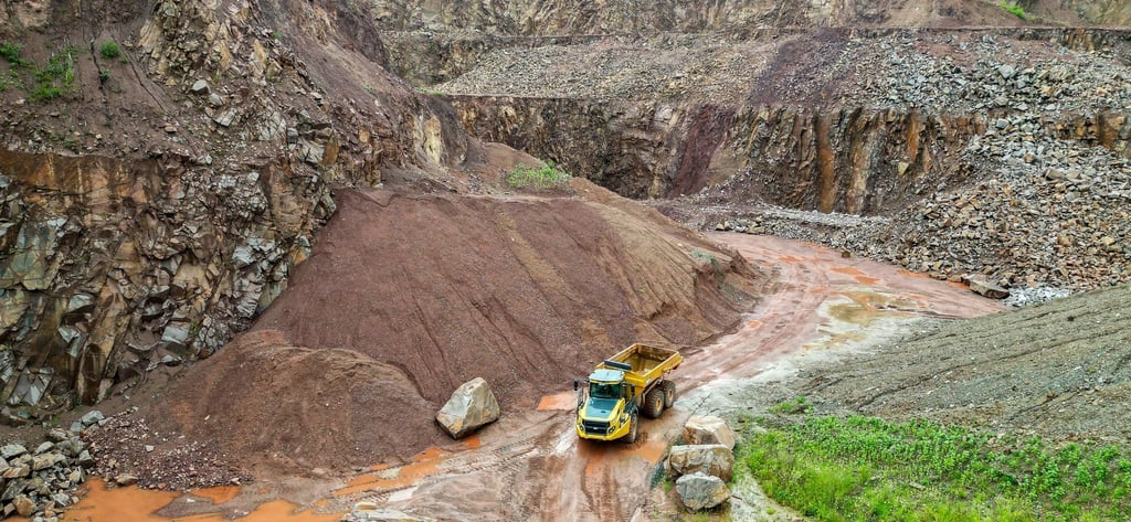 Ein Dumper fährt durch den Granitsteinbruch der Natursteinwerk Mittweida GmbH.