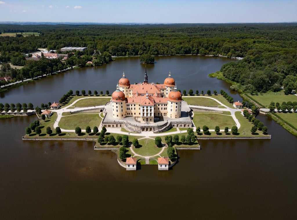 Die Sonne scheint auf das Schloss Moritzburg, dem einstigen Jagdschloss der Wettiner bei Dresden.