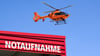 Ein Rettungshubschrauber der Luftrettung fliegt über der Notaufnahme der Medizinischen Hochschule Hannover MHH.