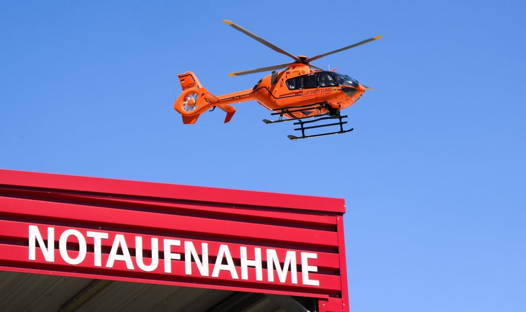 Ein Rettungshubschrauber der Luftrettung fliegt über der Notaufnahme der Medizinischen Hochschule Hannover MHH.