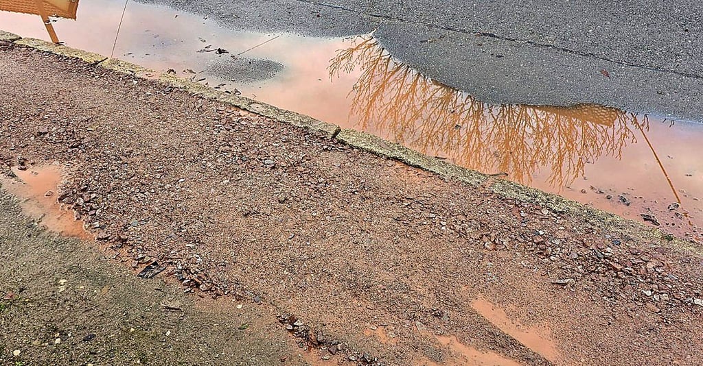 Der Fußweg im Nelkenweg nach der ersten „Nachbesserung“.