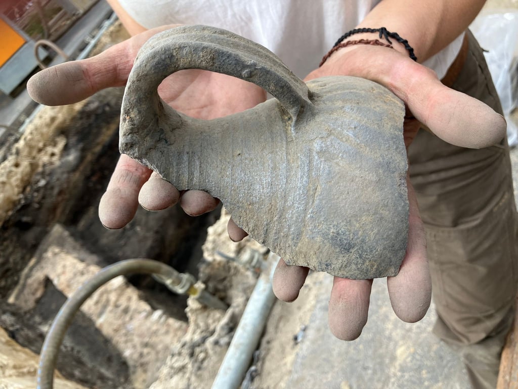 Bruchstück einer alten Keramik-Karaffe, die bei Bauarbeiten in Braunschweig entdeckt wurde.