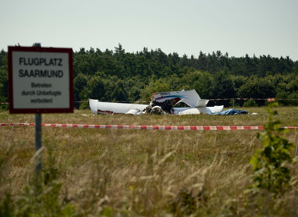 Auf dem Sportflugplatz ist ein Flugzeug verunglückt.