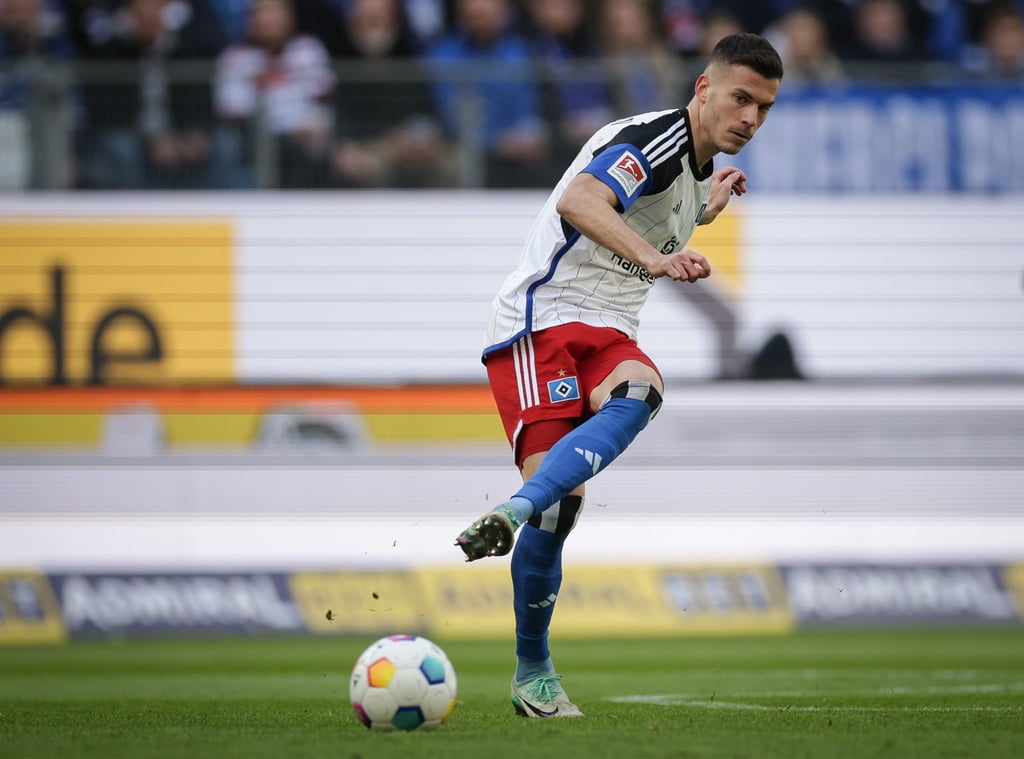 Hamburgs Laszlo Benes spielt den Ball.
