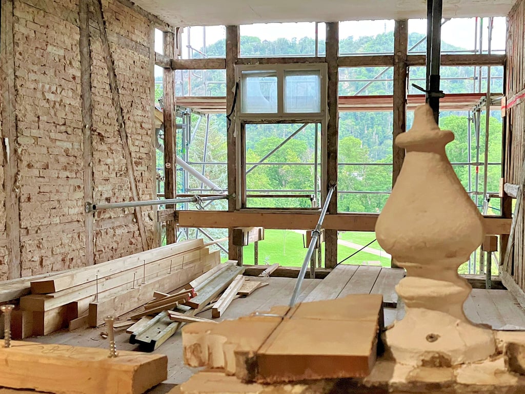 So ähnlich muss der Blick vom renommierten Hotel Zehnpfund auf die Rosstrappe schon vor etwa 140 Jahren gewesen sein, als sich Theodor Fontane für seine Werke inspirieren ließ. Zu erkennen ist, dass es sich um ein Fachwerkbau handelt. Dieser Raum wird vermutlich zu einem Bewohnerzimmer.