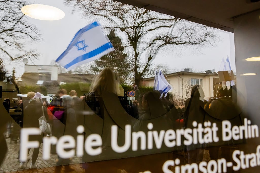 Eine Israel-Flagge spiegelt sich in einer Scheibe der Freien Universität Berlin.
