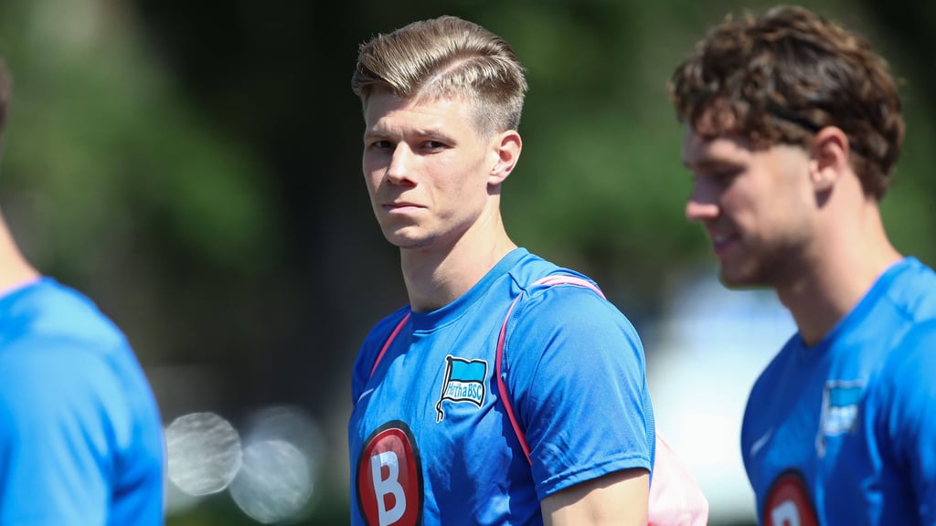 Ein noch etwas ungewohnter Anblick: Luca Schuler trägt nach seinem Wechsel vom 1. FC Magdeburg die Trainingskleidung von Hertha BSC Berlin.