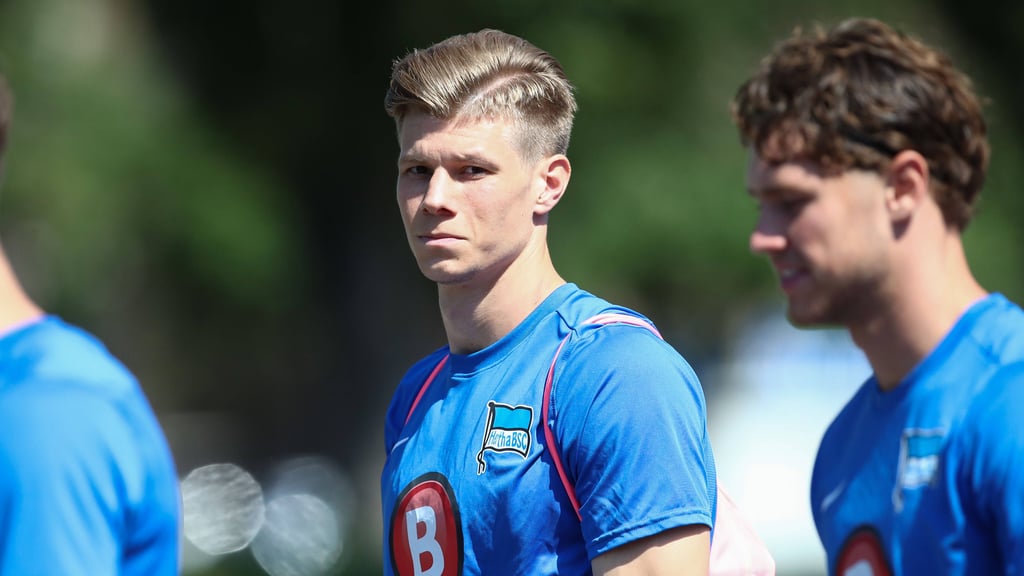Ein noch etwas ungewohnter Anblick: Luca Schuler trägt nach seinem Wechsel vom 1. FC Magdeburg die Trainingskleidung von Hertha BSC Berlin.