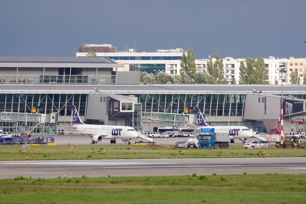 Flugzeuge der polnischen Fluggesellschaft LOT sind am Chopin-Flughafen Warschau geparkt. Polens Regierung plant, bis 2032 einen neuen Großflughafen in der Nähe der Hauptstadt zu bauen.