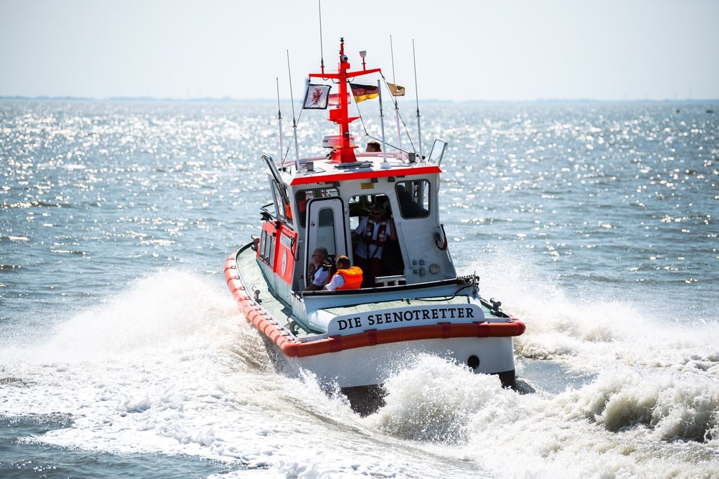 Das DGzRS-Boot "Peter Habig" fährt vor der Küste von Wilhelmshaven.
