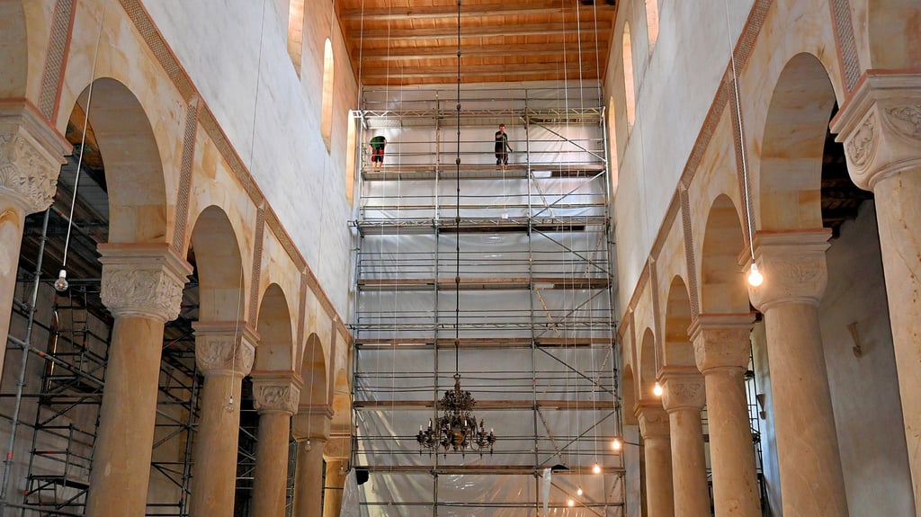 In luftiger Höhe: Die Mitarbeiter der Firma Groli packen die Orgel der Hamersleber Stiftskreiche mit Plastikfolien komplett ein.