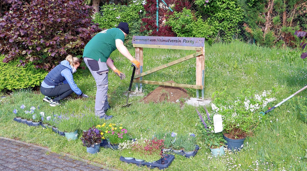 Martin Bahr und Katharina Wannewitz hatten Vorbereitungen für das Aufstellen des Insektenhotels auf dem Marktplatz übernommen.