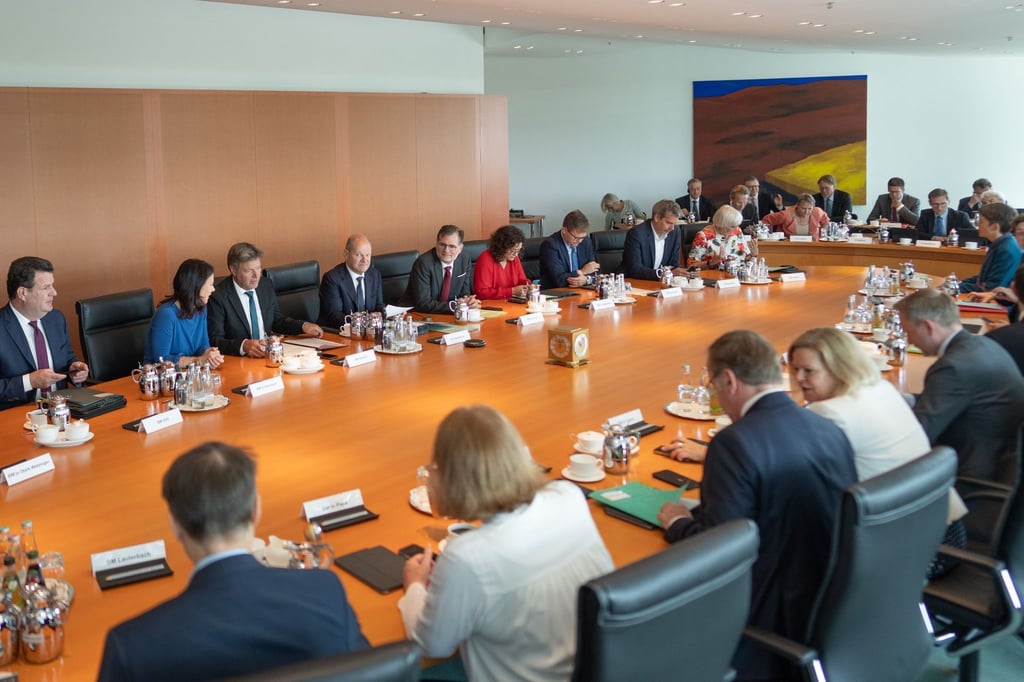 Bundeskanzler Olaf Scholz (Mitte l, SPD) und andere Teilnehmer des Bundeskabinetts warten auf den Beginn der Sitzung im Kanzleramt.