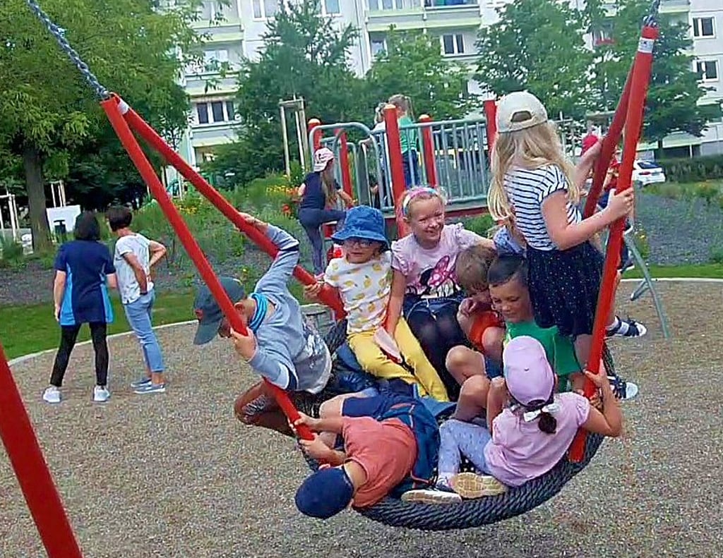 Die junge Generation kann sich austoben. Die alten Spielgeräte aus dem Stadtpark wurden hier wieder aufgestellt.