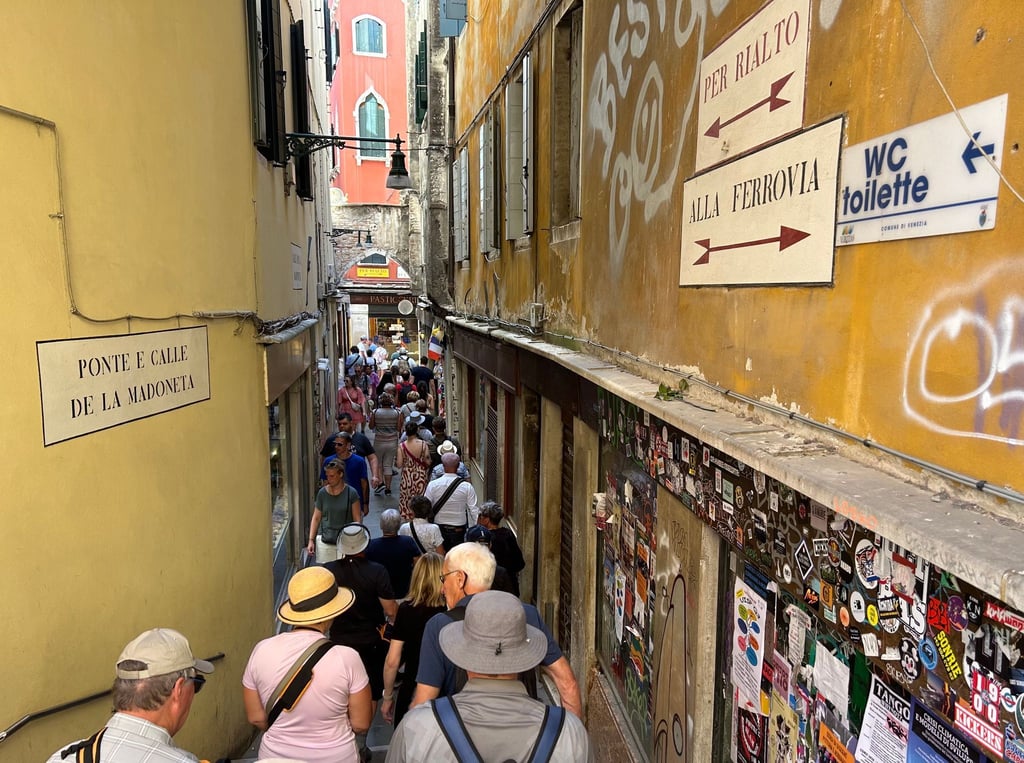 Volle Gassen, viel Gedränge: Venedig zählt zu den Städten, die am meisten mit Overtourism zu kämpfen haben.