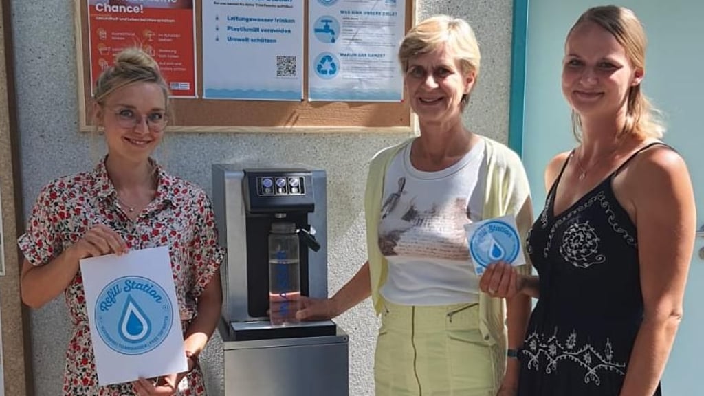 Amtsärztin Dr. Ina Treu (Bildmitte) und ihre Kolleginnen haben am Mittwoch einen sogeannten Refill-Wasserspender im Foyer des Naumburger Landratsamts eingeweiht, an dem sich Besucher und Mitarbeiter kostenlos bedienen können.