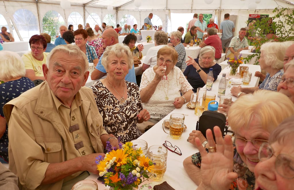 Partystimmung im Festzelt! Auch zum sonntäglichen Frühschoppen war das Festzelt des Heimatfestes von Arnsdorf und Leipa gut gefüllt.
