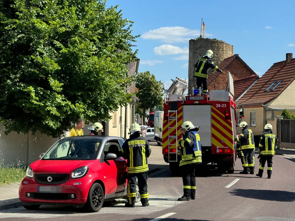 Aus zunächst ungeklärter Ursache geriet dieser Smart auf der Grätzer Straße in Möckern in Brand.