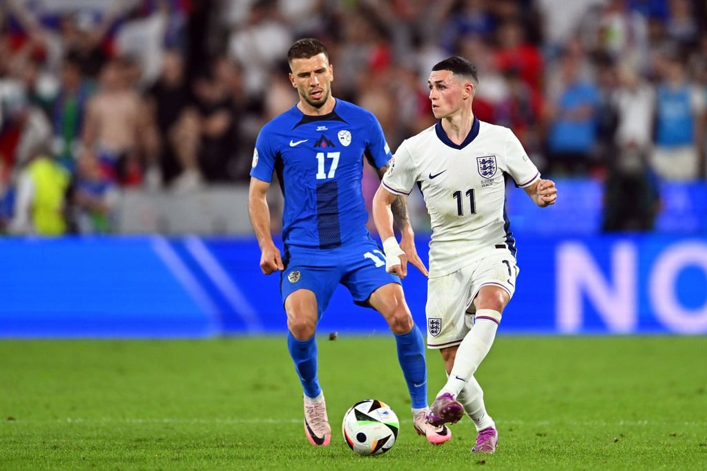 Phil Foden (r) hat das Traningscamp der Three Lions vorübergehend verlassen.