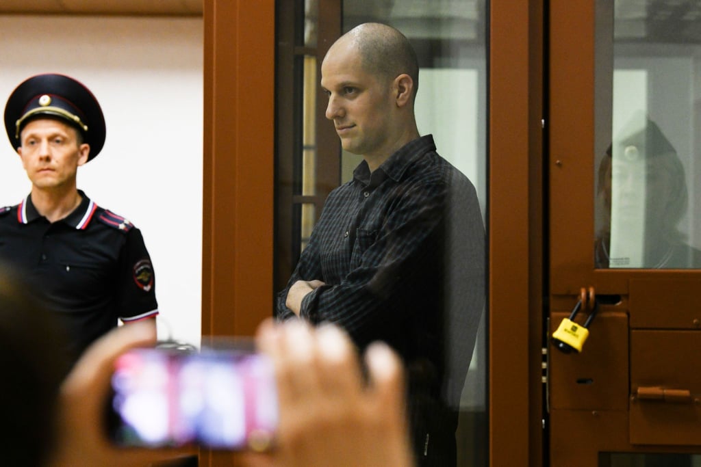 Der US-Reporter Evan Gershkovich steht in einem Glaskäfig in einem Gerichtssaal in Jekaterinbur: Ihm wird Spionage vorgeworfen.