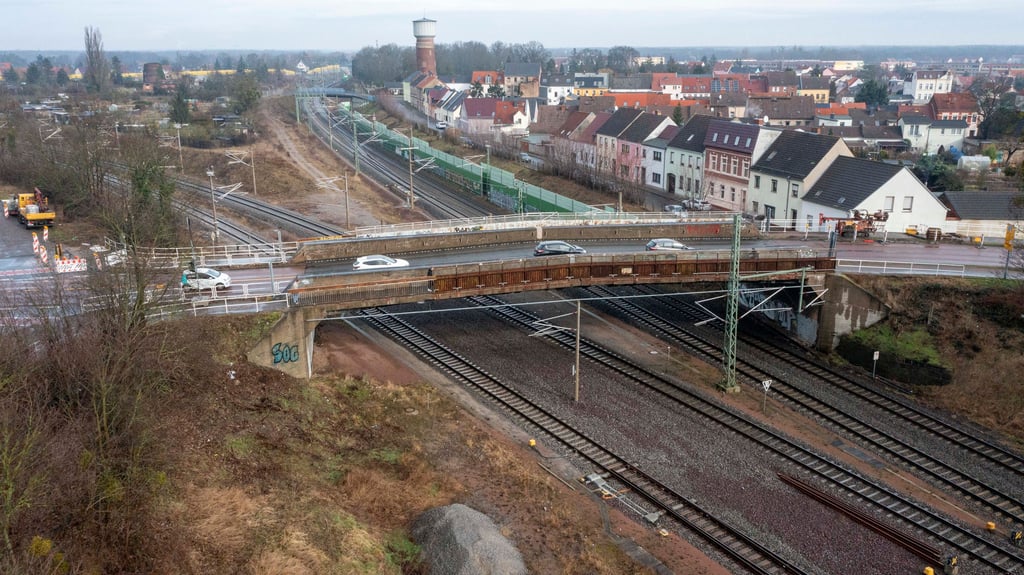 Die Zerbster Brücke muss erneuert werden. Vorab wird eine Ersatzbrücke gebaut.