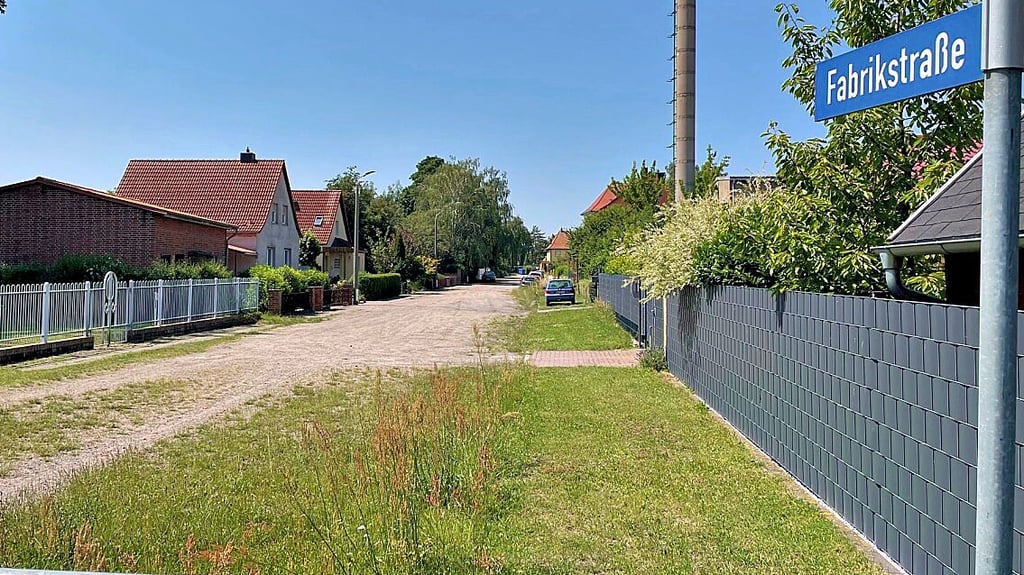 Blick in die Fabrikstraße in Osterburg. Die dort geplanten Bauarbeiten des Wasserverbandes Stendal-Osterburg verzögern sich.