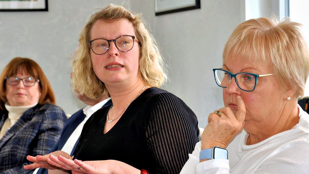 Gemeinsam mit Sozialdezernatsleiterin Bärbel Wohmann (r.) erläuterte Stephanie Hauk (Mitte), was sich hinter der neuen Kinderschutzfachstelle des Landkreises Anhalt-Bitterfeld verbirgt.