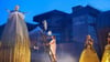 Anna Wiesemeier (l) als Petrus und Luisa Grüning (M) als Marei proben auf der Freilichtbühne vom Puppentheater Magdeburg eine Szene aus "Der Brandner Kaspar und das ewig' Leben".