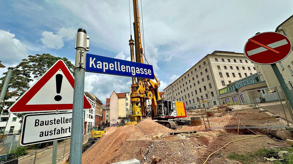 Am Kapellenberg baut die Saalesparkasse ein neues Hotel. Die Arbeiten liegen im Plan, so das Kreditinstitut. 2026 soll Eröffnung sein.